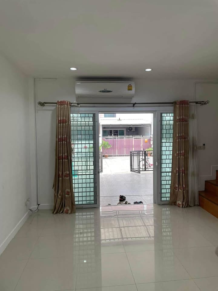 ทาวน์โฮมสองชั้น หมู่บ้านพรเทพ 9 ขายบ้านพัทยา ทำเลดี เข้าออกสะดวก